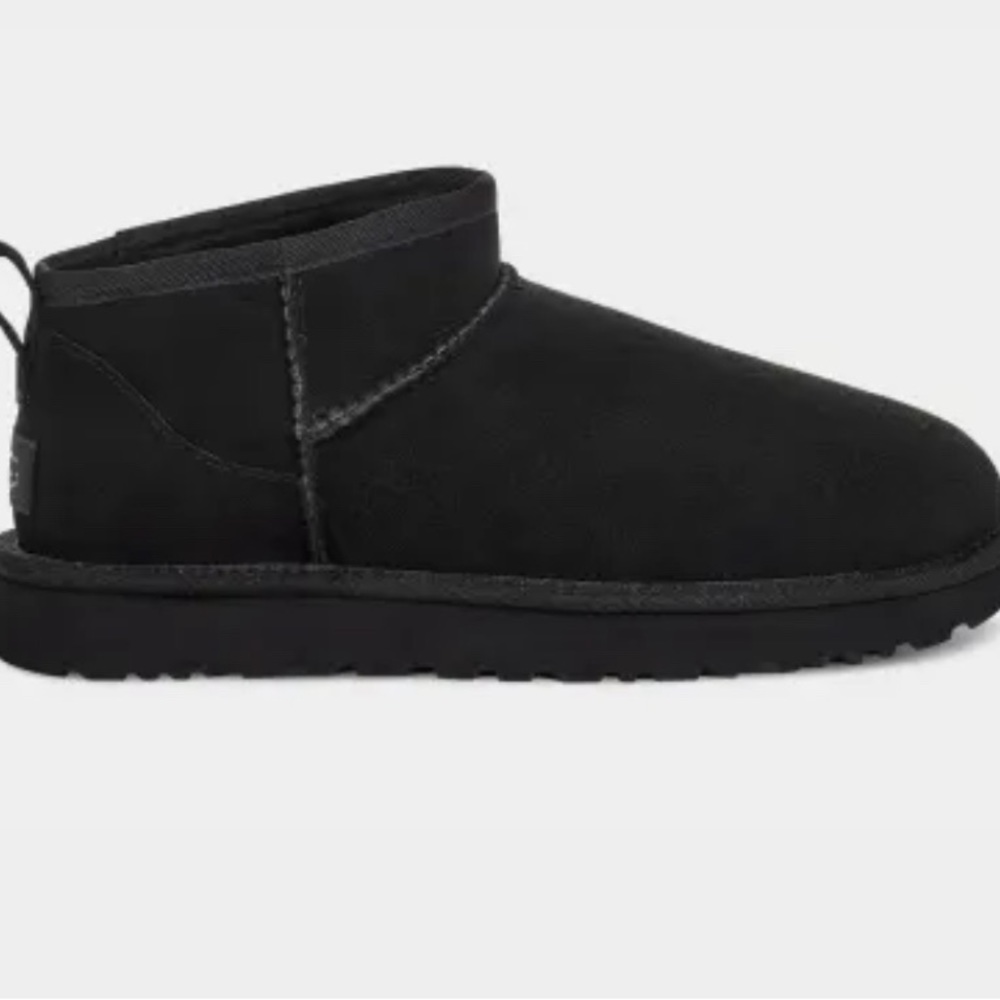 Classic ultra mini Ugg black size 9 new in box